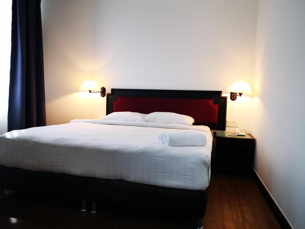 Deluxe Queen Room